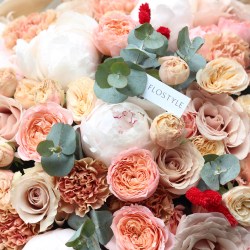 bol'shoj sbornyj buket s belymi pionami i pionovidnymi rozami 6